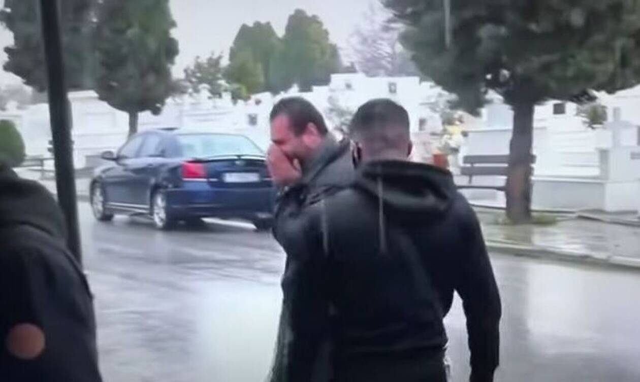 Λάρισα: Ράγισαν καρδιές στο τελευταίο «αντίο» στη 19χρονη Αγλαΐα (vid)