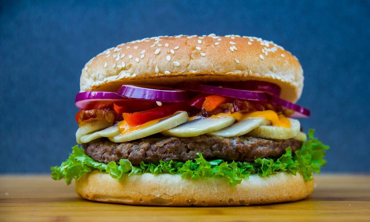 Σαν σήμερα εμφανίστηκε η λέξη «χάμπουργκερ» – Ποια η ιστορία του αγαπημένου junk food