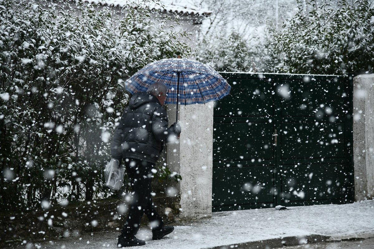 Καιρός: Από άνοιξη… χειμώνας! Ραγδαία επιδείνωση με χιόνια ακόμη και στην Αττική