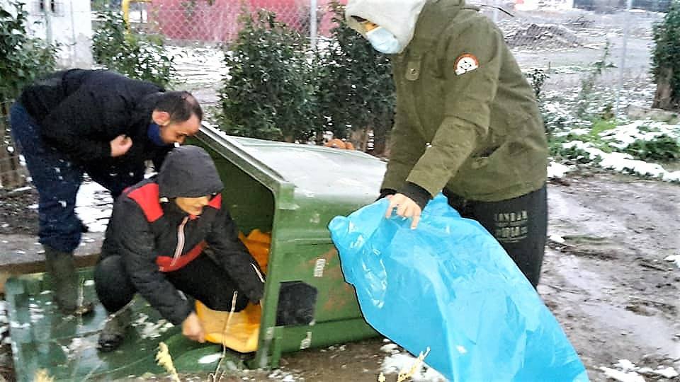 Θεσσαλονίκη: Εθελοντές μετέτρεψαν παλιούς κάδους σκουπιδιών σε σπιτάκια για τα αδέσποτα