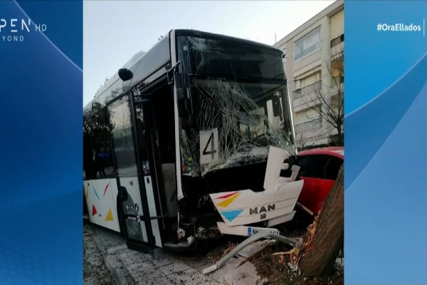 Σοκαριστικό τροχαίο στη Θεσσαλονίκη: Λεωφορείο τράκαρε με ταξί, έκοψε δέντρα και καρφώθηκε σε στάση (Video) – Ελλάδα