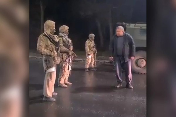 Πόλεμος στην Ουκρανία: «Τι κάνετε εδώ; Είστε απλά μαριονέτες» – Παππούς… στολίζει Ρώσους στρατιώτες στη Μελιτόπολη (video) – Κόσμος