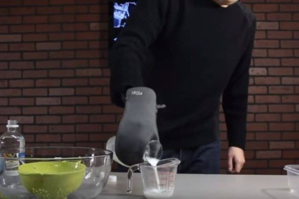 Ρίχνει γάλα και ξύδι μέσα σε μπολ… Το αποτέλεσμα θα σας σοκάρει! (Video) – Funny-Περίεργα