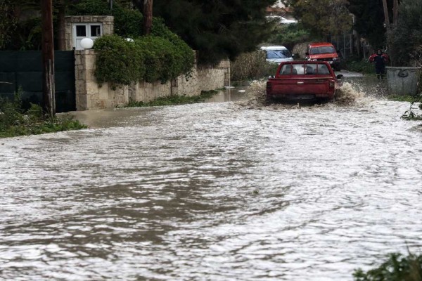 Συναγερμός στην Σκύρο: Προβλήματα από την κακοκαιρία, κατέρρευσαν δυο γέφυρες (photos)