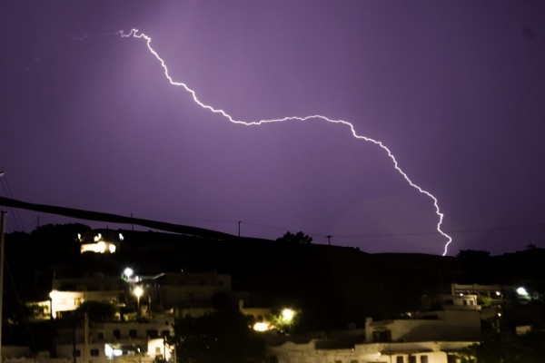 Έκτακτο δελτίο επιδείνωσης του καιρού από την ΕΜΥ: «Χειμώνας» μες στο κατακαλόκαιρο – Έρχονται καταιγίδες και πτώση της θερμοκρασίας