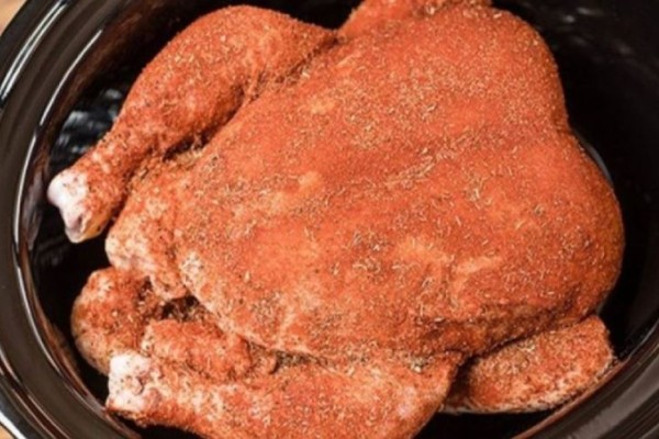 Πασπαλίζει το κοτόπουλο με αυτό το μείγμα και το βάζει στο φούρνο – Το αποτέλεσμα; Τραγανό και πεντανόστιμο! – Συνταγές