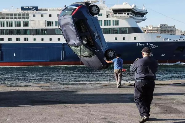 Τραγωδία στον Πειραιά: Αυτοκίνητο έπεσε στο λιμάνι – Νεκρός ο οδηγός του