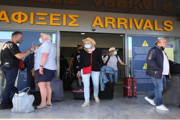 Κορωνοϊός – «Τελείωσαν» και την καραντίνα στους τουρίστες-κρούσματα: Μόνο εάν το θέλουν μένουν σπίτι ασυμπτωματικοί ασθενείς ή με ελαφριά συμπτώματα