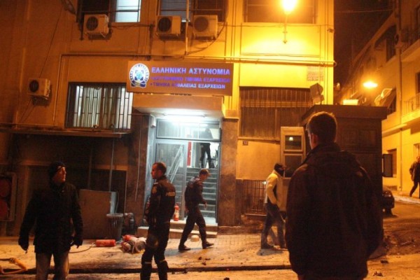 Επίθεση με μολότοφ στο αστυνομικό τμήμα Εξαρχείων – Ελλάδα