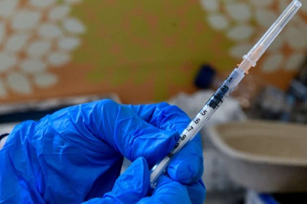 Κορωνοϊός: Σε ποιες ηλικίες συνιστά 4η δόση εμβολίου ο ΕΜΑ – Προειδοποίηση για «νέο κύμα»