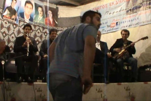 Άνδρας σηκώνεται και χορεύει το πιο επικό τσιφτετέλι που κυκλοφορεί στο διαδίκτυο – Videos