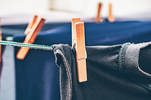 Ο έξυπνος τρόπος για να ξεφορτωθείτε την οσμή της υγρασίας από τα ρούχα – Με ένα πάμφθηνο υλικό  – Σπίτι
