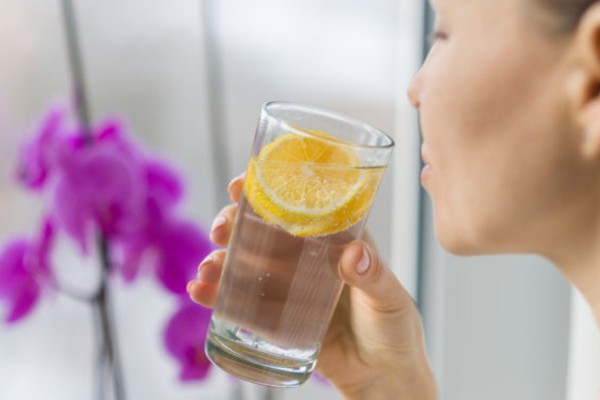 Πίνετε ζεστό νερό με λεμόνι το πρωί; Τότε αυτά τα 7 πράγματα θα σας συμβούν – Ομορφιά & Υγεία