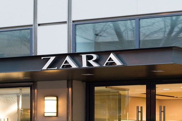 Χαμός με το μαύρο βελούδινο φόρεμα με 29,95 ευρώ από τα ZARA – Shopping
