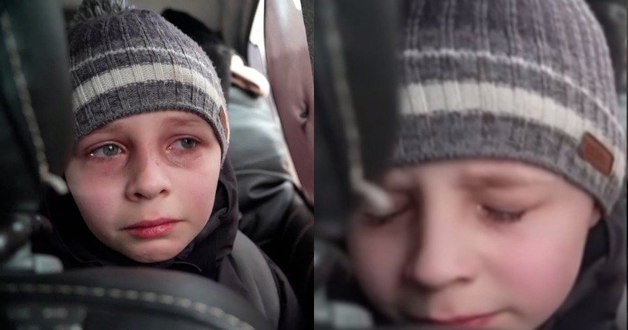 Αγόρι εγκαταλείπει το σπίτι του με δάκρυα στα μάτια. «Αφήσαμε τον μπαμπά στο Κίεβο, να βοηθά»