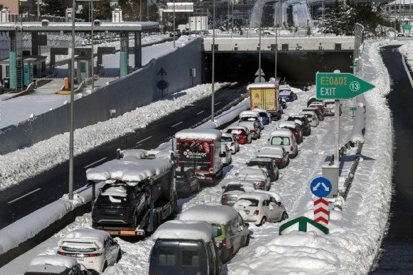 Αττική Οδός: «Χιονοθύελλα» προβλημάτων και ταλαιπωρίας! Πώς μπορούν οι πολίτες να βρουν το δίκιο τους – Τι διεκδικούν οι οδηγοί που εγκλωβίστηκαν (Video) – Ελλάδα