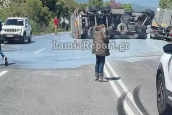 Λαμία: Ανετράπη βυτιοφόρο όχημα – Χύθηκαν στο δρόμο 17 τόνοι γάλα! (video) – Ελλάδα