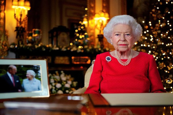 Το ασυνήθιστα τρυφερό χριστουγεννιάτικο μήνυμα της βασίλισσας Ελισάβετ στον Φίλιππο: "Μου λείπει το πονηρό του βλέμμα… (Βίντεο) – Gossip