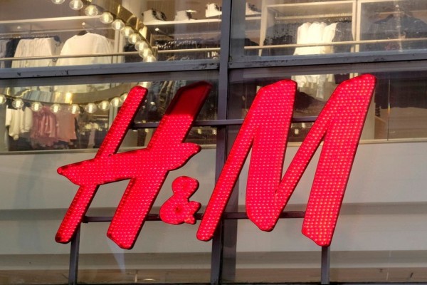 To φουσκωτό μπουφάν από το H&M που θα συνοδεύσει τις χειμερινές σου αποδράσεις – Shopping