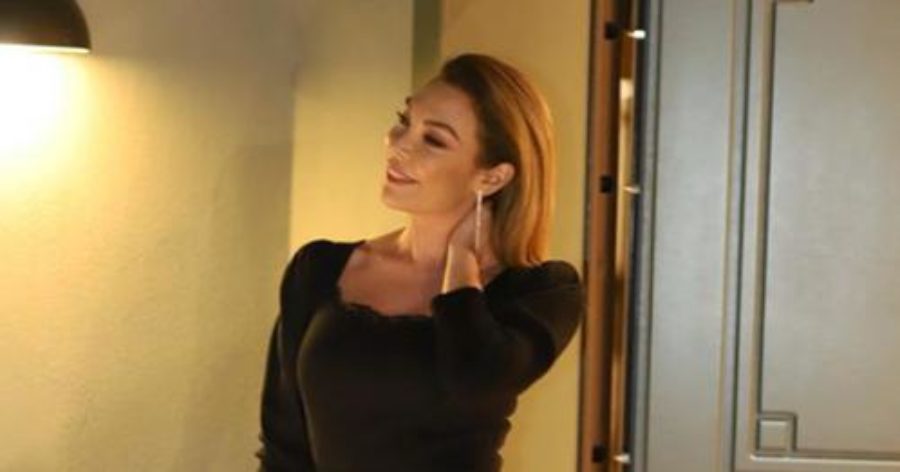Τατιάνα Στεφανίδου: Φόρεσε το πιο γιορτινό πουκάμισο από τα Zara με φτερά στις μανσέτες