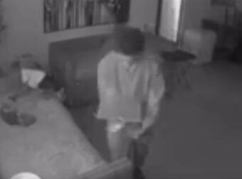 Η συγκλονιστική στιγμή που 3χρονη αυτοπυροβολείται με αφύλακτο όπλο στο σπίτι της