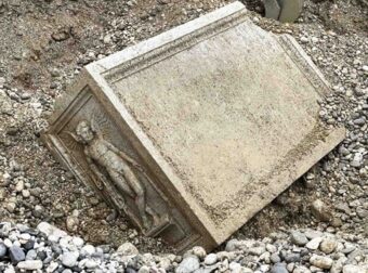 Μυστήριο με «φτερωτό Έρωτα» σε αρχαίο ταφικό βωμό που βρέθηκε θαμμένος σε κοίτη ποταμού – Τον ανακάλυψε τυχαία πολίτης που περπατούσε στην περιοχή