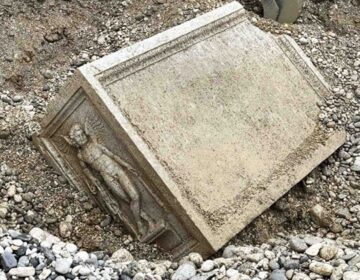 Μυστήριο με «φτερωτό Έρωτα» σε αρχαίο ταφικό βωμό που βρέθηκε θαμμένος σε κοίτη ποταμού – Τον ανακάλυψε τυχαία πολίτης που περπατούσε στην περιοχή