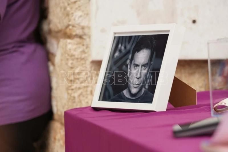 Έφτασε η σορός του Γιώργου Μαζωνάκη στη Νίκαια: Με λυγμούς και χειροκροτήματα υποδέχονται το δικό τους παιδί της νύχτας