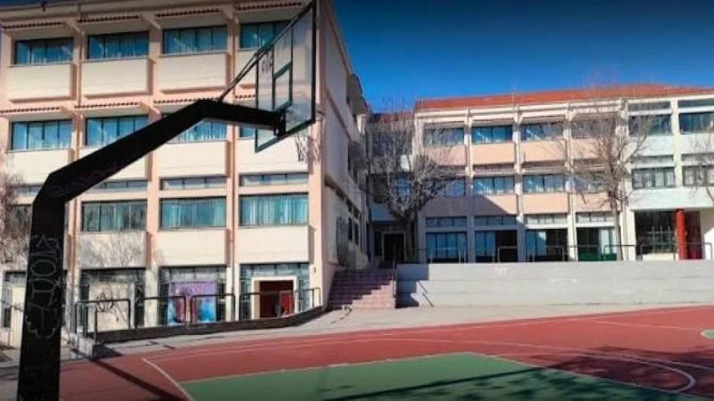 ΟΧΙ ΟΠΟΙΟΣΔΗΠΟΤΕ ΡΟΜΑ: ΜΟΛΙΣ ΜΑΘΕΥΤΗΚΕ ΠΟΙΟΣ ΕΙΝΑΙ Ο ΠΑΤΕΡΑΣ ΤΗΣ 4ΧΡΟΝΗΣ ΠΟΥ ΧΤΥΠΗΣΕ ΤΗΝ ΔΙΕΥΘΥΝΤΡΙΑ ΣΤΑ ΑΝΩ ΛΙΟΣΙΑ